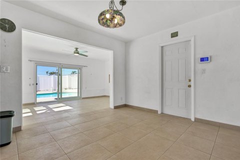 Casa en alquiler en Saint Petersburg, Florida, 3 dormitorios, 139.73 m2 № 1518687 - foto 7