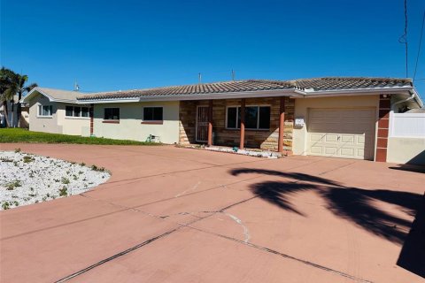 Casa en alquiler en Saint Petersburg, Florida, 3 dormitorios, 139.73 m2 № 1518687 - foto 1