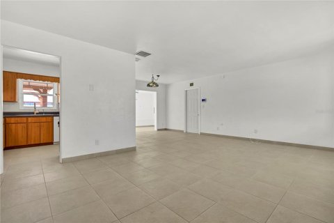 Casa en alquiler en Saint Petersburg, Florida, 3 dormitorios, 139.73 m2 № 1518687 - foto 6