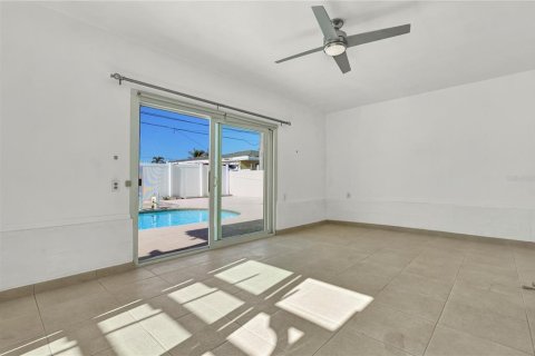 Casa en alquiler en Saint Petersburg, Florida, 3 dormitorios, 139.73 m2 № 1518687 - foto 14