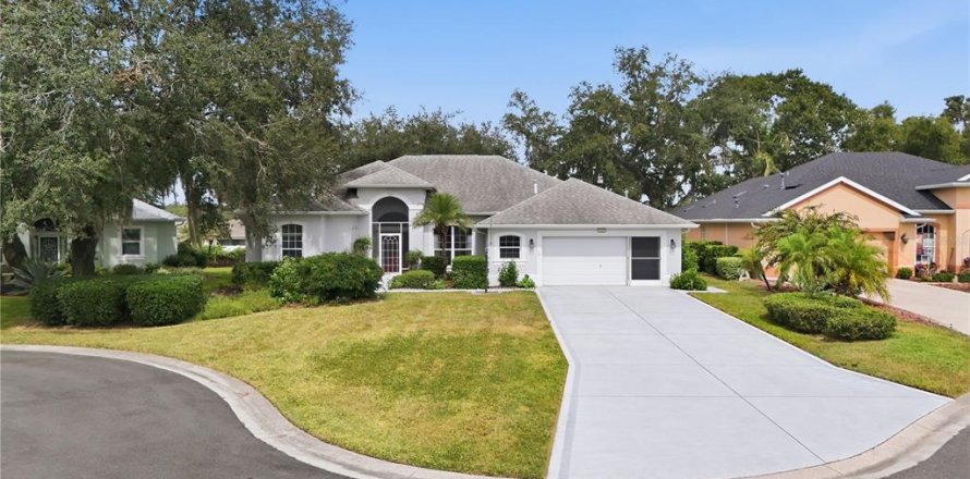 House in Leesburg, Florida 3 bedrooms, 221.66 sq.m. № 2404770