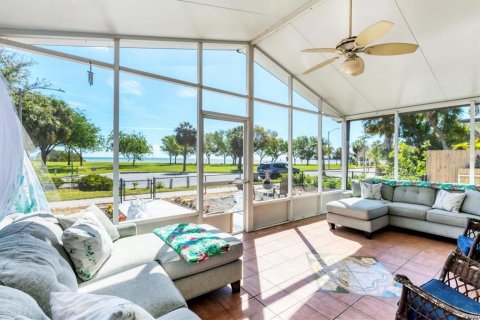 Commercial property in Saint Petersburg, Florida 4 bedrooms, 124.86 sq.m. № 1587528 - photo 4