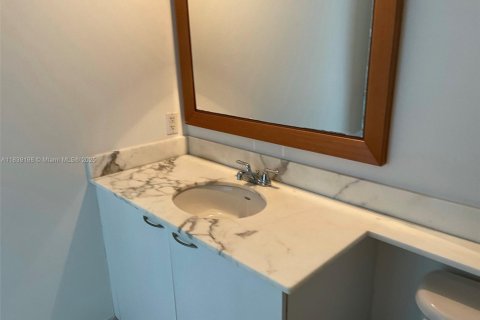 Condo in Miami, Florida, 1 bedroom  № 1827614 - photo 3