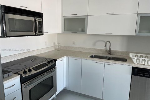 Condo in Miami, Florida, 1 bedroom  № 1827614 - photo 2