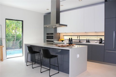 House in Miami, Florida 4 bedrooms, 281.87 sq.m. № 2248655