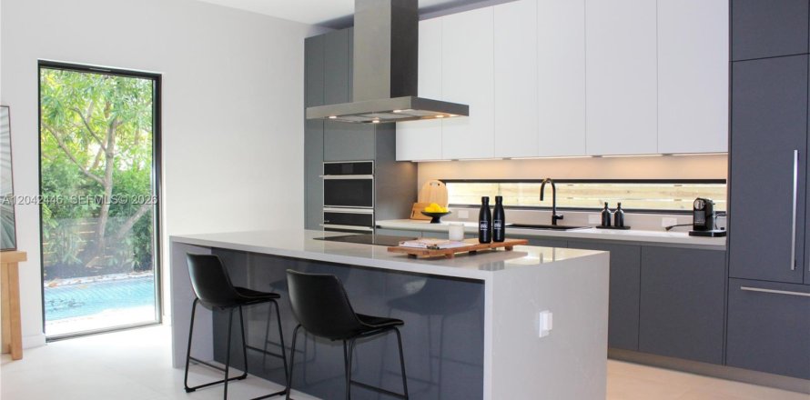 House in Miami, Florida 4 bedrooms, 281.87 sq.m. № 2248655