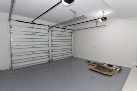House in Miami, Florida 4 bedrooms, 281.87 sq.m. № 2248655 - photo 26