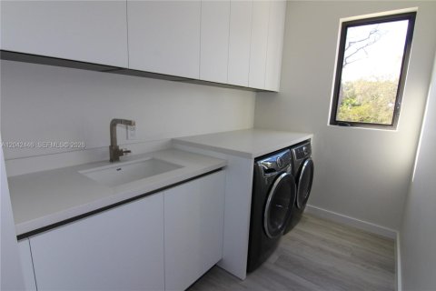 House in Miami, Florida 4 bedrooms, 281.87 sq.m. № 2248655 - photo 27