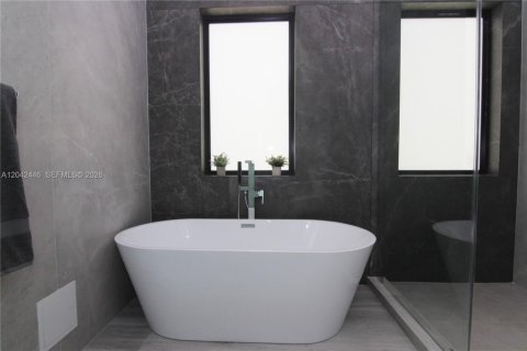 House in Miami, Florida 4 bedrooms, 281.87 sq.m. № 2248655 - photo 19