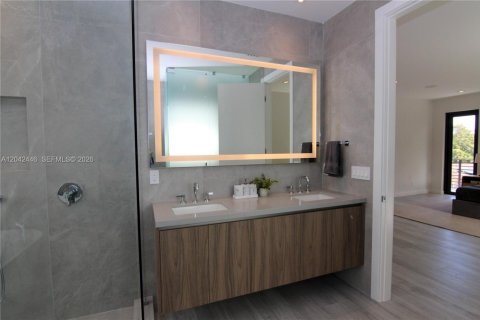 House in Miami, Florida 4 bedrooms, 281.87 sq.m. № 2248655 - photo 18