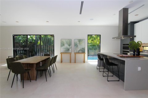 House in Miami, Florida 4 bedrooms, 281.87 sq.m. № 2248655 - photo 4