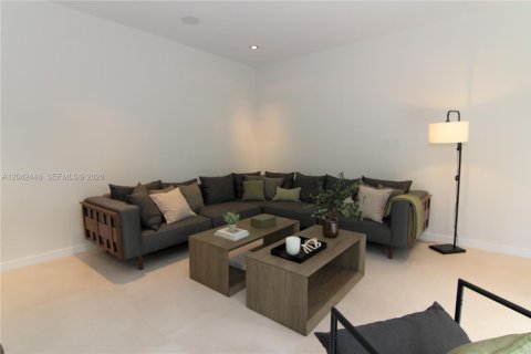 House in Miami, Florida 4 bedrooms, 281.87 sq.m. № 2248655 - photo 8