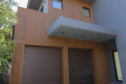 House in Miami, Florida 4 bedrooms, 281.87 sq.m. № 2248655 - photo 28