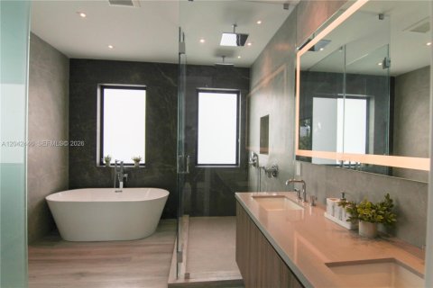 House in Miami, Florida 4 bedrooms, 281.87 sq.m. № 2248655 - photo 17