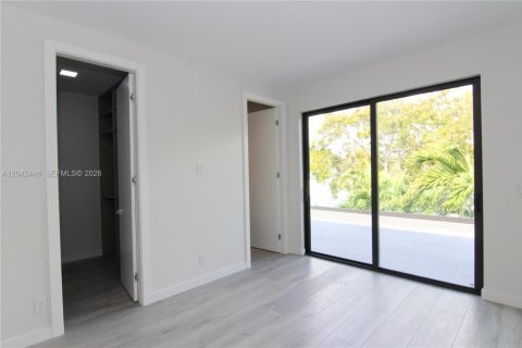 House in Miami, Florida 4 bedrooms, 281.87 sq.m. № 2248655 - photo 22