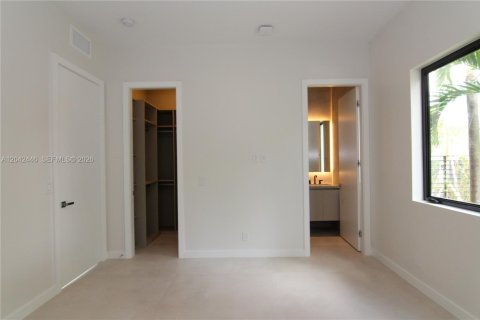 House in Miami, Florida 4 bedrooms, 281.87 sq.m. № 2248655 - photo 10