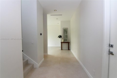 House in Miami, Florida 4 bedrooms, 281.87 sq.m. № 2248655 - photo 13