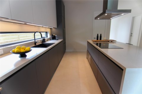 House in Miami, Florida 4 bedrooms, 281.87 sq.m. № 2248655 - photo 3