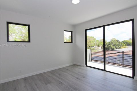 House in Miami, Florida 4 bedrooms, 281.87 sq.m. № 2248655 - photo 21