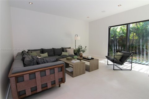 House in Miami, Florida 4 bedrooms, 281.87 sq.m. № 2248655 - photo 7