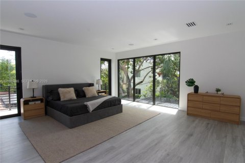 House in Miami, Florida 4 bedrooms, 281.87 sq.m. № 2248655 - photo 14