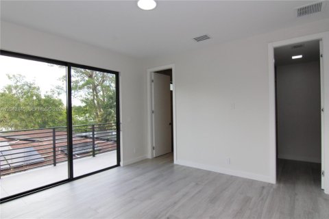 House in Miami, Florida 4 bedrooms, 281.87 sq.m. № 2248655 - photo 20