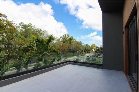 House in Miami, Florida 4 bedrooms, 281.87 sq.m. № 2248655 - photo 24