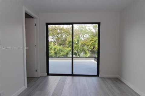 House in Miami, Florida 4 bedrooms, 281.87 sq.m. № 2248655 - photo 23