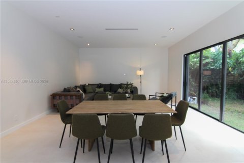House in Miami, Florida 4 bedrooms, 281.87 sq.m. № 2248655 - photo 5