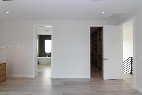 House in Miami, Florida 4 bedrooms, 281.87 sq.m. № 2248655 - photo 16