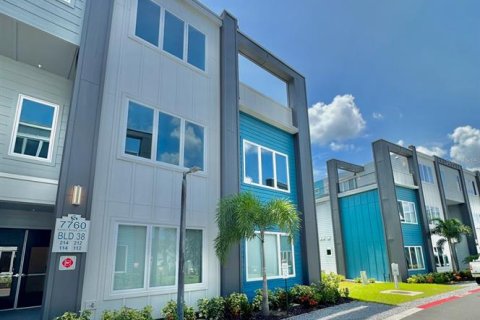 Condominio en venta en Kissimmee, Florida, 5 dormitorios, 244.33 m2 № 1300149 - foto 2