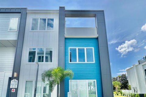 Condominio en venta en Kissimmee, Florida, 5 dormitorios, 244.33 m2 № 1300149 - foto 1