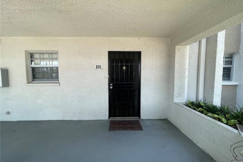 Купить кондоминиум в Брэндон, Флорида 4 комнаты, 101.26м2, № 1624536 - фото 1