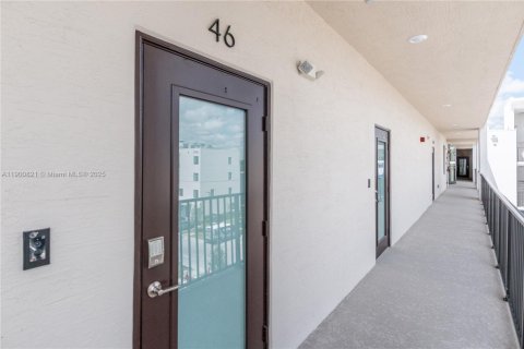 Condo in Doral, Florida, 1 bedroom  № 1952194 - photo 2