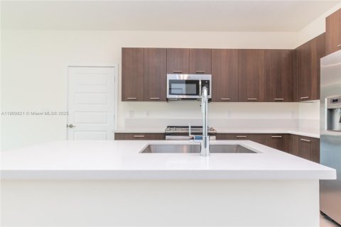 Condo in Doral, Florida, 1 bedroom  № 1952194 - photo 4