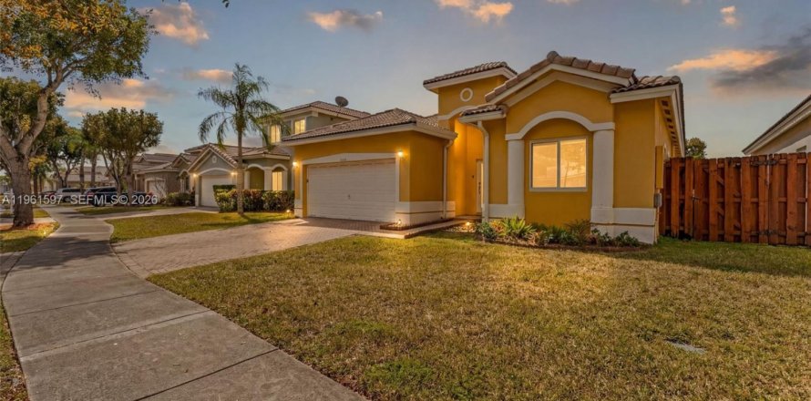 Дом в Майами, Флорида 3 спальни, 150.69м2 № 2026405