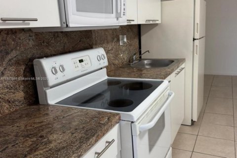 Apartment in Hollywood, Florida 1 bedroom № 2021667 - photo 2