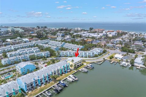Adosado en Indian Rocks Beach, Florida 3 dormitorios, 168.34 m2 № 2166144