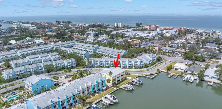 Adosado en Indian Rocks Beach, Florida 3 dormitorios, 168.34 m2 № 2166144