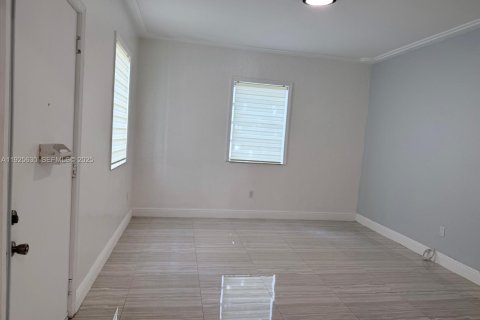 Снять в аренду квартиру в Майами-Бич, Флорида 2 спальни, 89.56м2, № 1990507 - фото 1