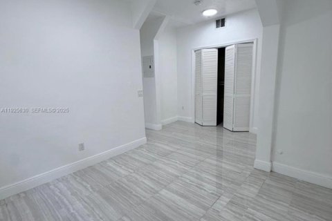 Снять в аренду квартиру в Майами-Бич, Флорида 2 спальни, 89.56м2, № 1990507 - фото 2