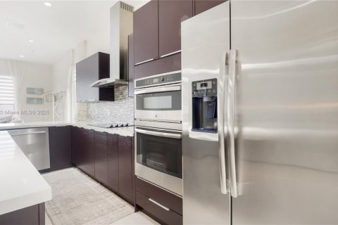 Townhouse in LANDMARK in Doral, Florida 4 bedrooms, 229.28 sq.m. № 1981608 - photo 10