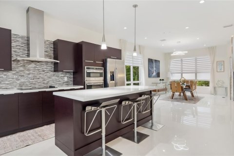 Townhouse in LANDMARK in Doral, Florida 4 bedrooms, 229.28 sq.m. № 1981608 - photo 12