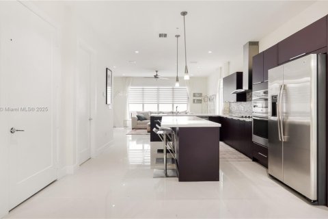 Townhouse in LANDMARK in Doral, Florida 4 bedrooms, 229.28 sq.m. № 1981608 - photo 8