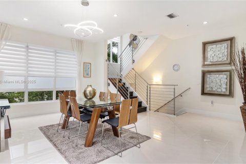 Townhouse in LANDMARK in Doral, Florida 4 bedrooms, 229.28 sq.m. № 1981608 - photo 7