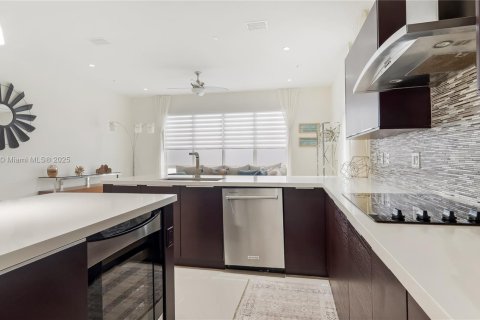 Townhouse in LANDMARK in Doral, Florida 4 bedrooms, 229.28 sq.m. № 1981608 - photo 11