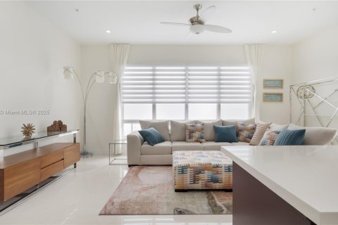 Townhouse in LANDMARK in Doral, Florida 4 bedrooms, 229.28 sq.m. № 1981608 - photo 14