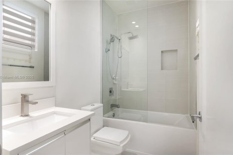 Townhouse in LANDMARK in Doral, Florida 4 bedrooms, 229.28 sq.m. № 1981608 - photo 25