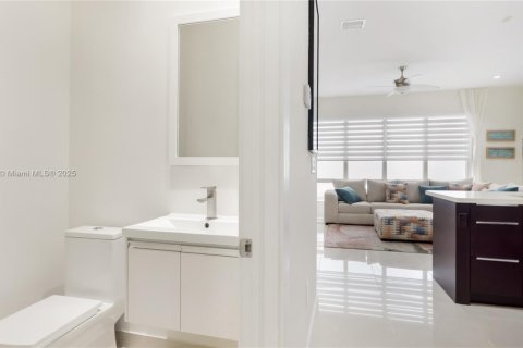 Townhouse in LANDMARK in Doral, Florida 4 bedrooms, 229.28 sq.m. № 1981608 - photo 18