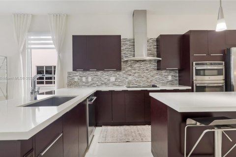 Townhouse in LANDMARK in Doral, Florida 4 bedrooms, 229.28 sq.m. № 1981608 - photo 13